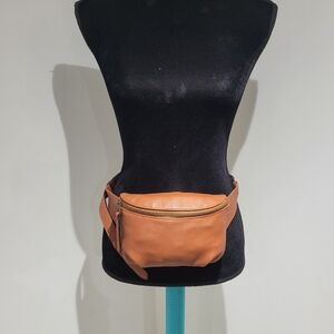 Universal Thread Women's Vegan Leather Zipper Closure Belt Bag Brown Minimalist